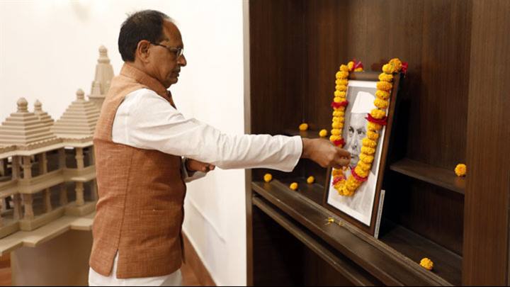 मुख्यमंत्री श्री चौहान ने डॉ. राजेन्द्र प्रसाद की पुण्य-तिथि पर नमन किया